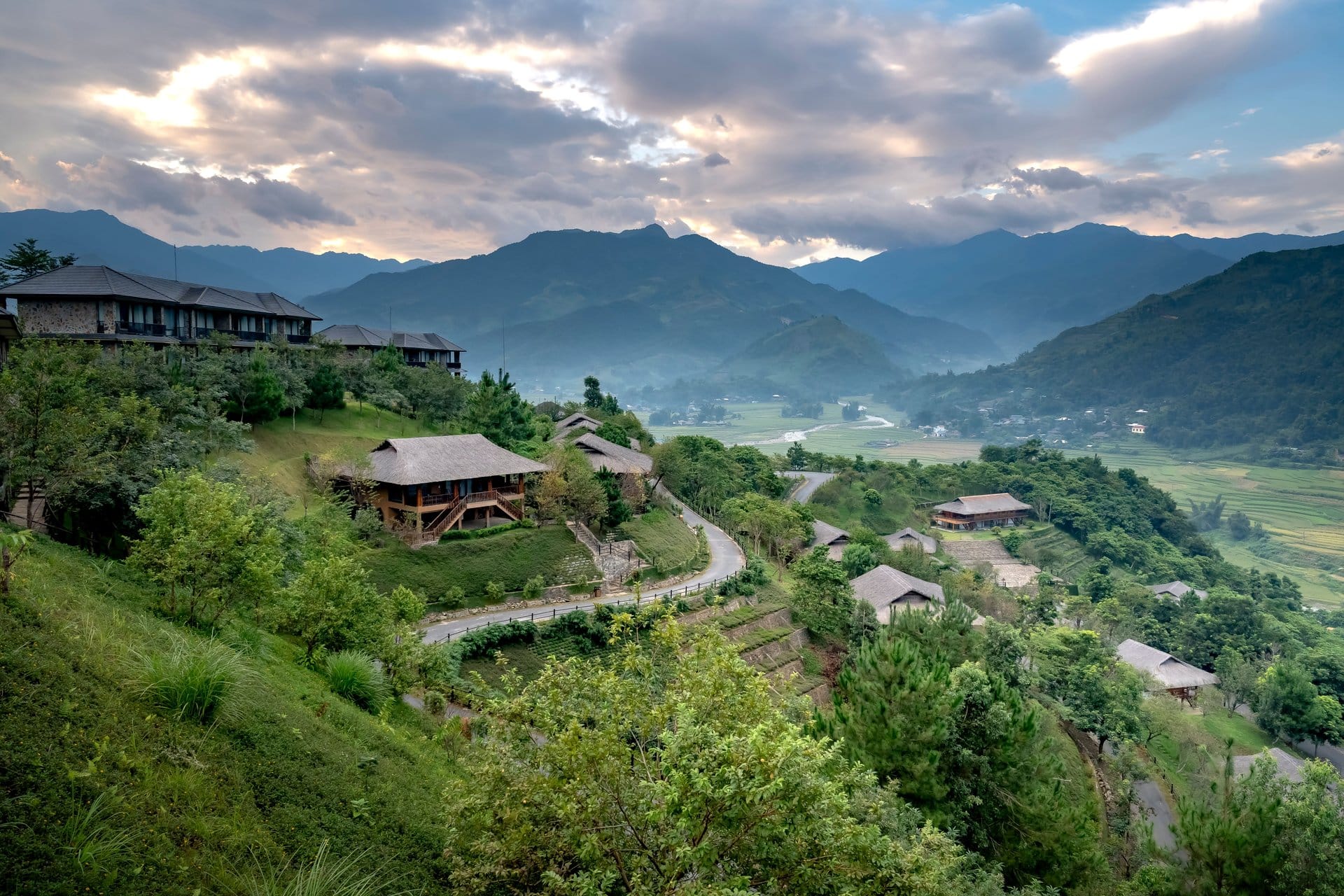 Đồng hành cùng khách