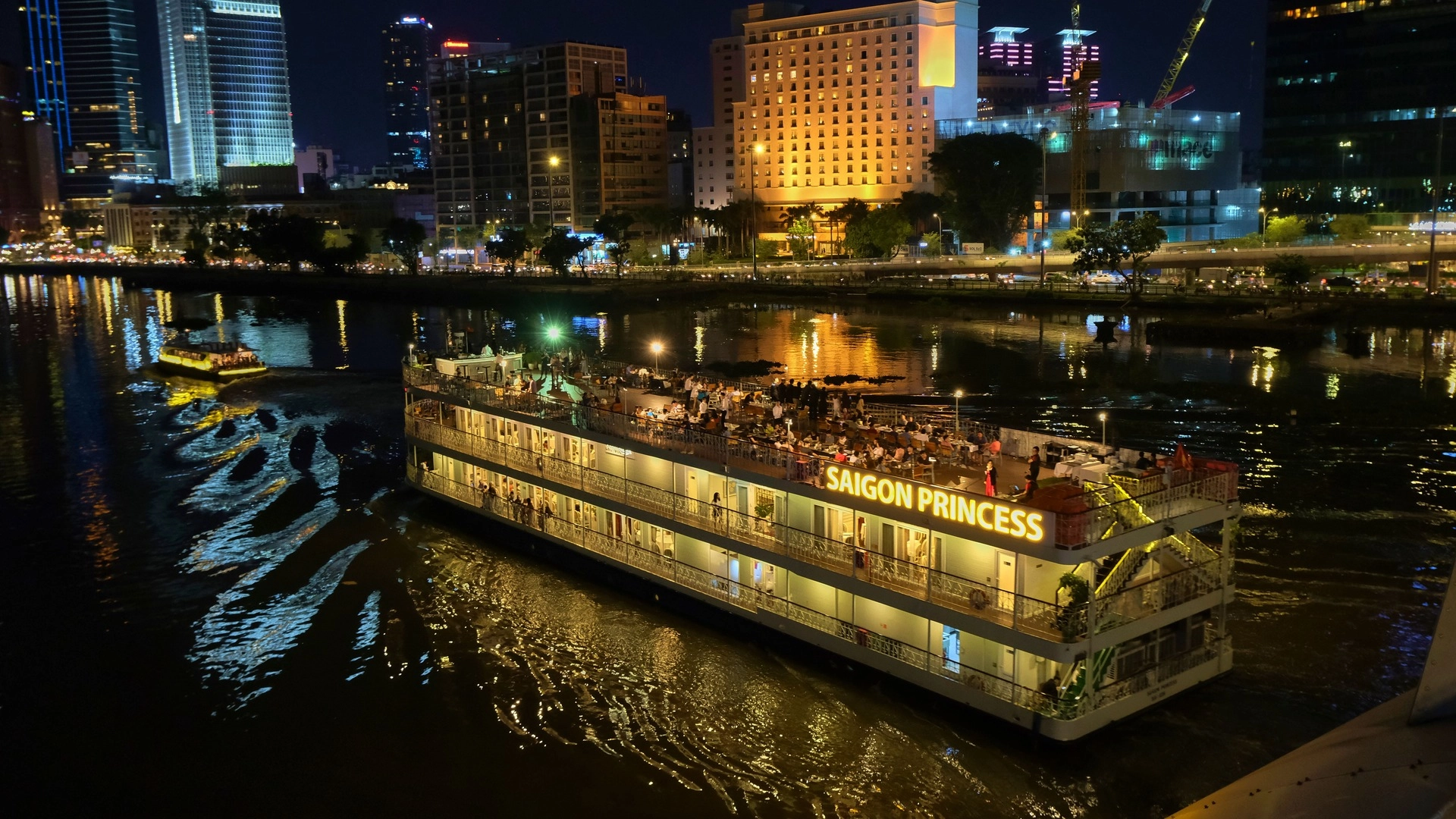 Vietnam Express Tour-saigon-cruise-01