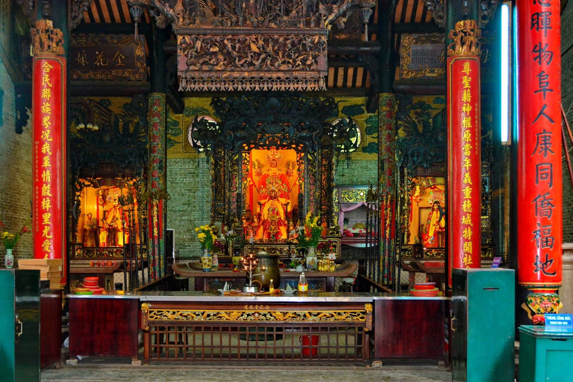 Vietnam Express Tour-thien-hau-temple-02