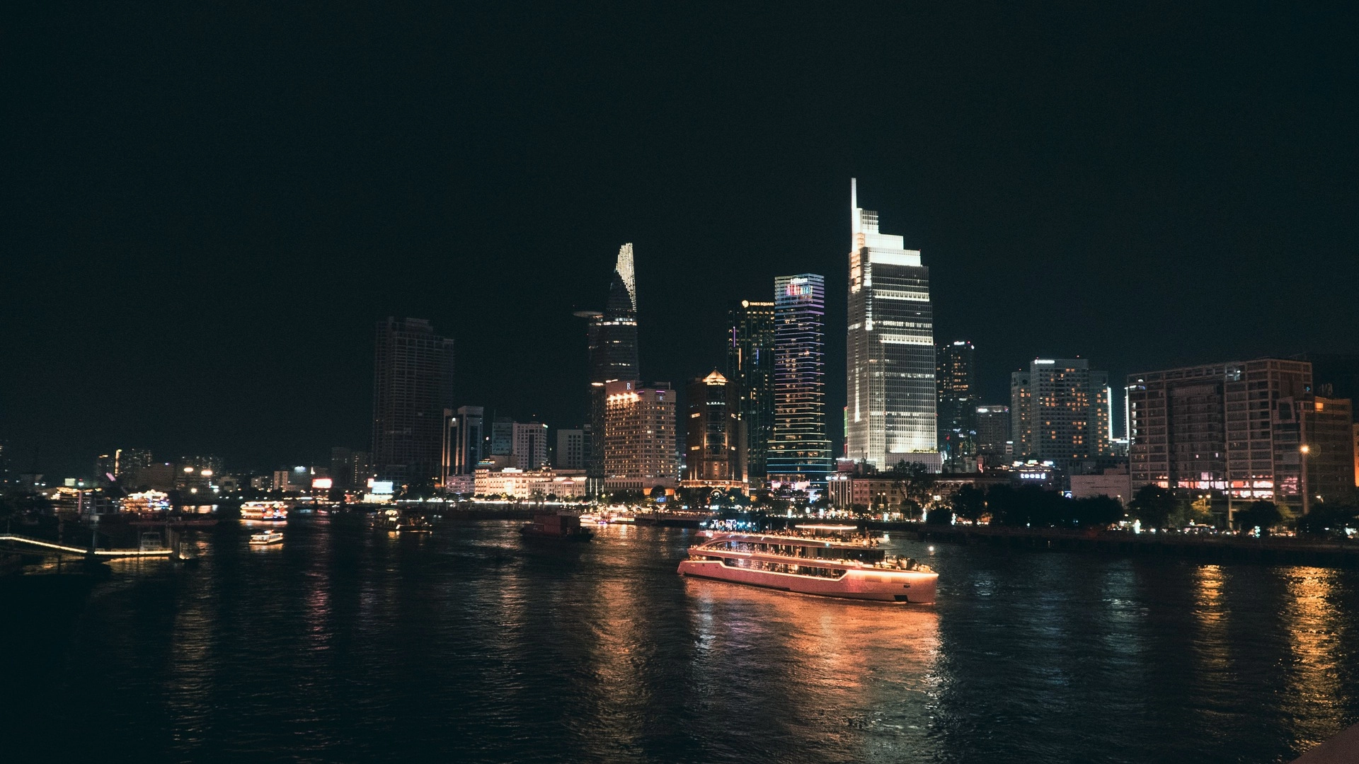 Vietnam Express Tour-saigon-cruise-04