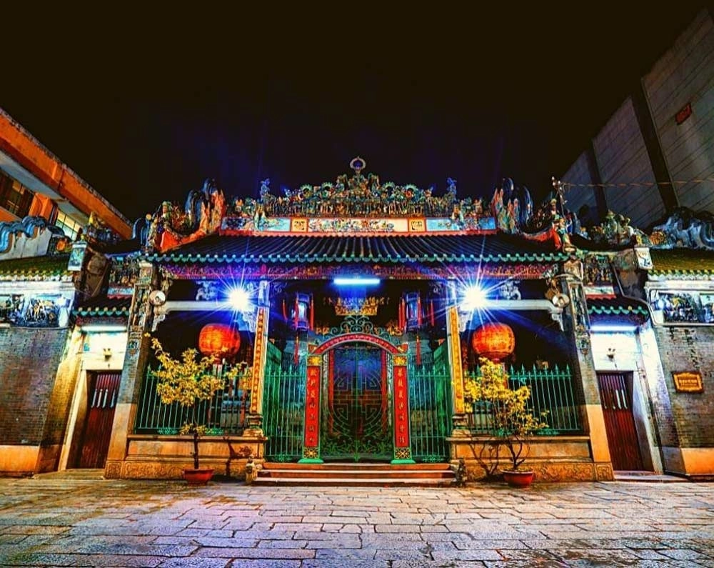 Vietnam Express Tour-thien-hau-temple-01