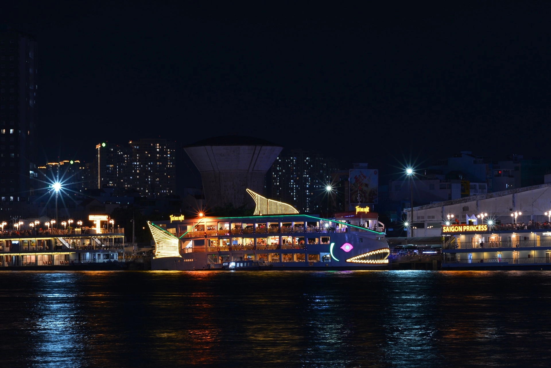 Vietnam Express Tour-saigon-cruise-03